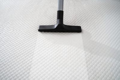 Mattress cleaning with a vaccum cleaner